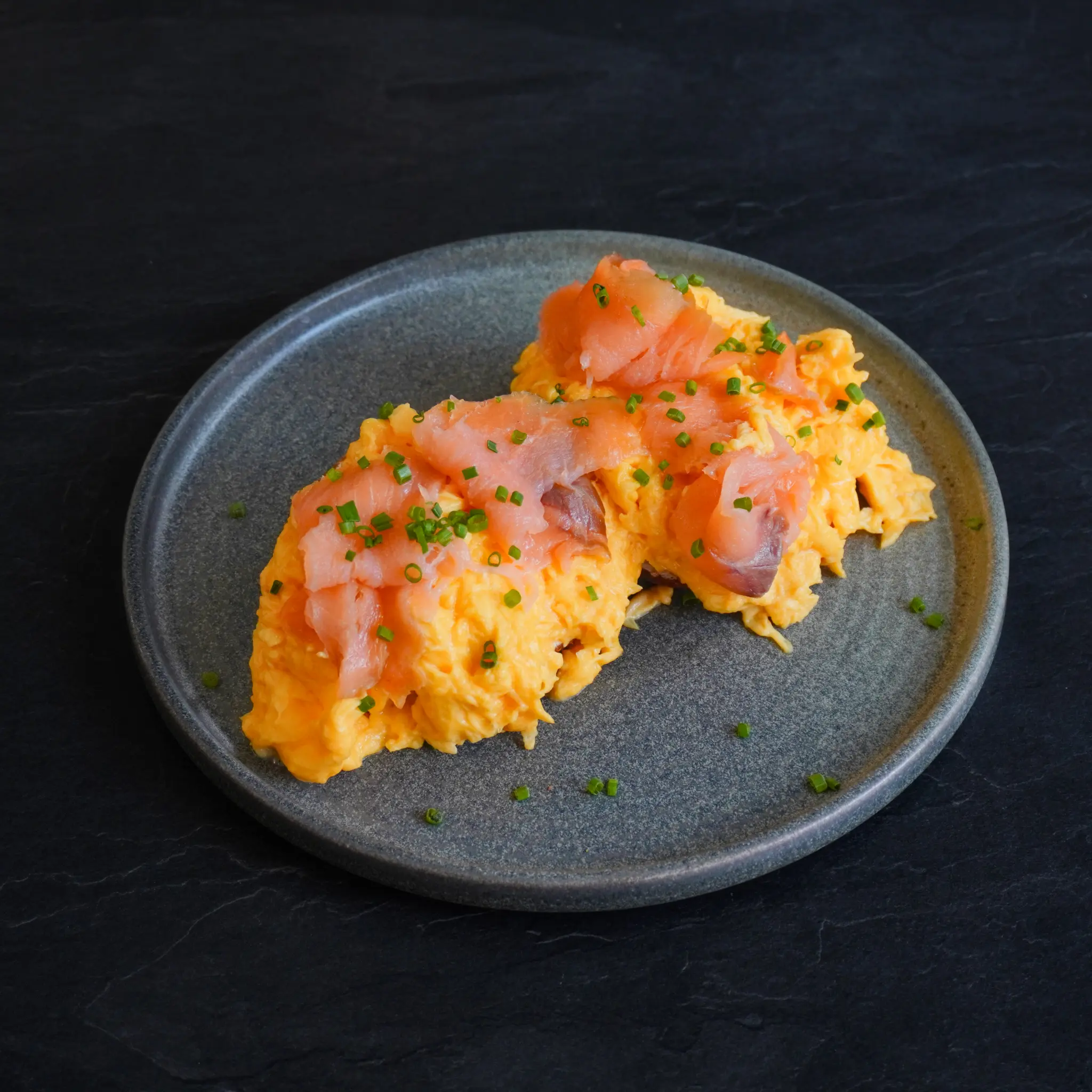 Scrabbled Eggs με σολομό